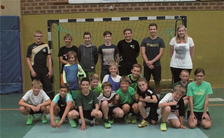 13 HSG-Jugendliche stellten sich freundlicherweise als „Demomannschaft“ zur Verfügung. privat