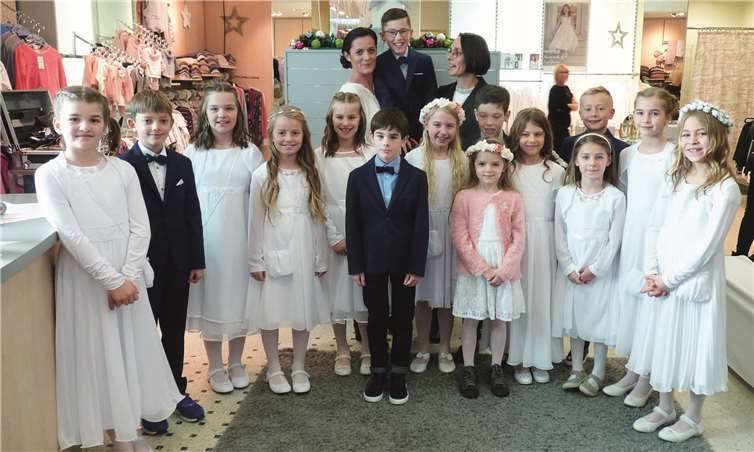 13 Jungen und Mädchen präsentierten im Mendiger Modehaus Mintgen die neuesten Trends der Kommunion-Mode 2020.Foto: FRE