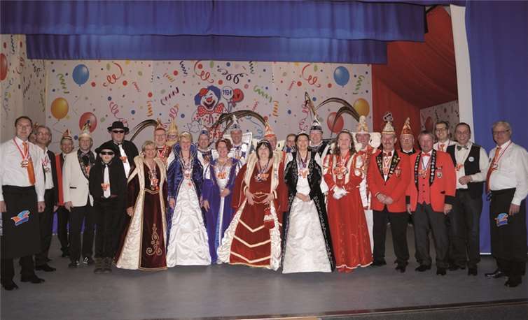 13 Karnevalsgesellschaften und die amtierenden Prinzenpaare waren der Einladung zum Karnevalsempfang der Volksbank in Niederzissen gefolgt. privat