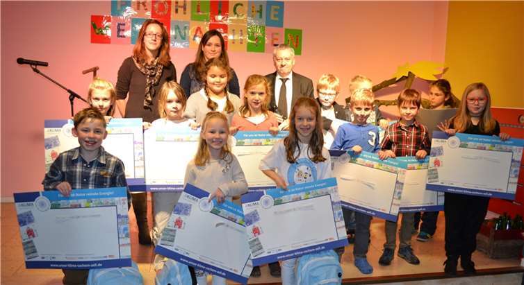 13 Kinder der Grundschule Mittelstrimmig hatten sich am Malwettbewerb beteiligt und freuten sich gemeinsam mit Schulleiterin Kathrin Zimmer über die Gratulation von Landrat Manfred Schnur. Für jedes Teilnehmerkind gab es eine Schreibtischunterlage, welche die 15 Finalbilder zeigt.