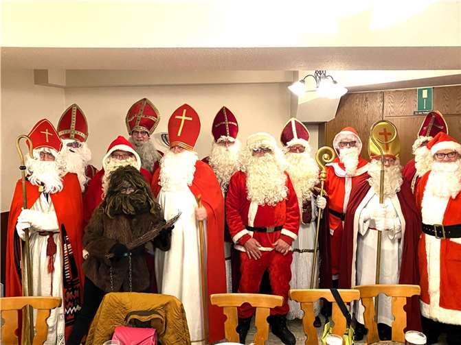 13 Nikoläuse machten sich auf den Weg zu den Senioren. Foto: privat