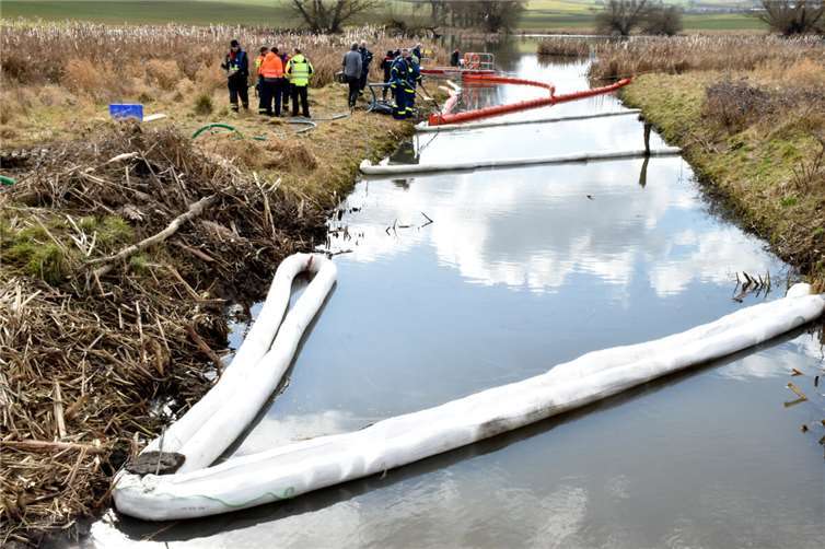 Etwa 5.000 Liter Heizöl verseuchen einzigartiges Naturschutzgebiet Thürer Wiesen 13 Ölsperren haben die THW-Helfer auf dem Thürer Bach ausgelegt, damit das Öl abgeschöpft werden kann.