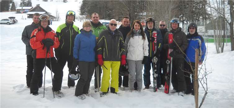 13 Sportlerinnen und Sportler nahmen an der Skifreizeit teil. privat