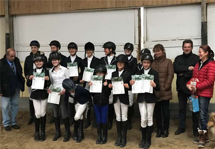 13 Teilnehmer legten Prüfungen in den Disziplinen Dressur, Springen, Bodenarbeit und Theorie ab.privat