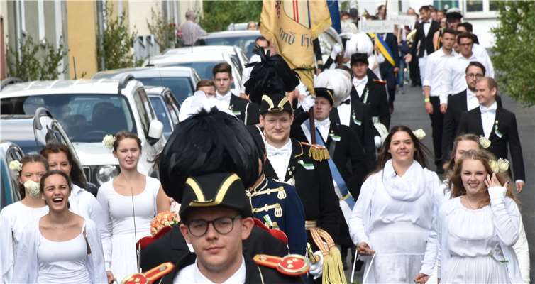 13 befreundete Junggesellen und Burschenvereine zogen beim Jubiläumsfestzug durch Dattenberg.