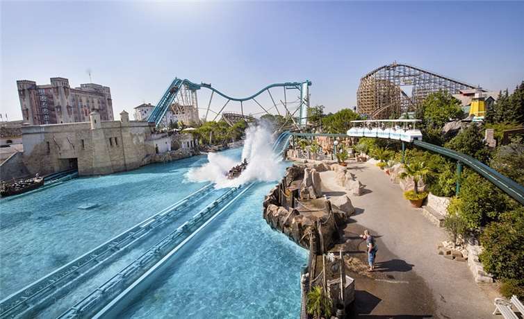 13 europäische Themenbereiche bieten dem Besucher Spaß und Abenteuer wie hier im Themenbereich Portugal die „Atlantica SuperSplash“. privat