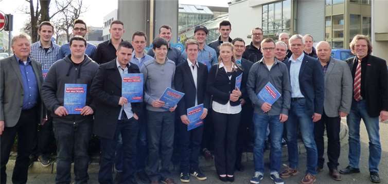 13 frisch gekürte Kältemechatroniker mit ihrem Obermeister Axel Melzer (4.v.r.) und dem Neuwieder KHW-Leiter Fred Kutscher (g.r.) Hans Hartenfels