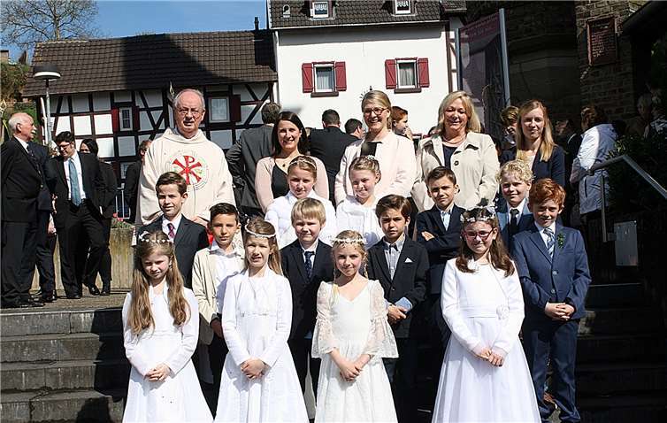 13 junge Christen gingen am Sonntag in der Bad Bodendorfer Pfarrkirche erstmals an den Tisch des Herrn.  RÜ