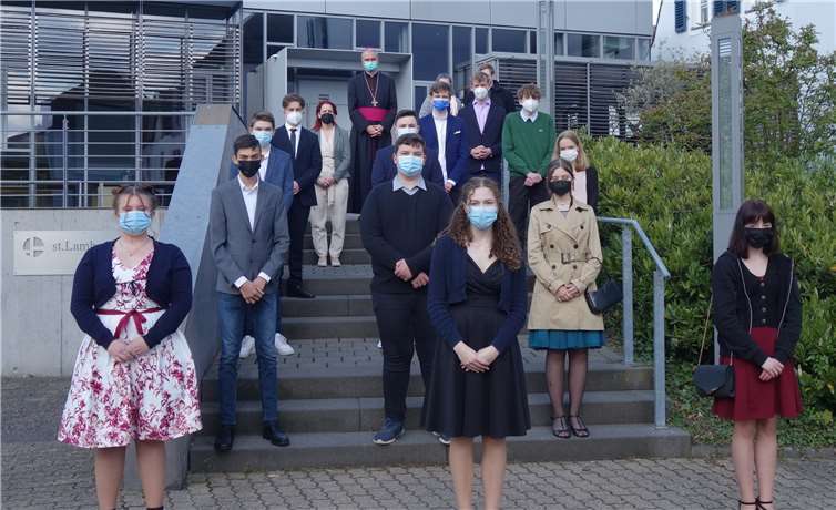13 junge Menschen erhielten das Sakrament der Firmung. Fotos: Julia Fröder/Bistum Trier