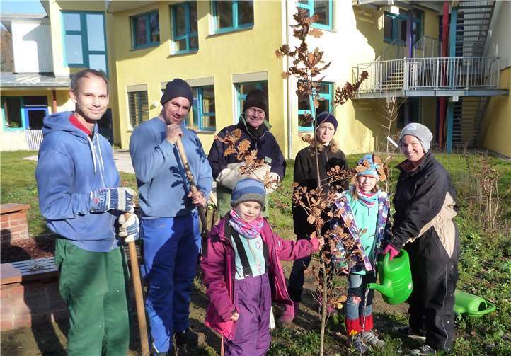 13 neue Bäume und Büsche wurden auf dem Schulgelände gepflanzt. Privat