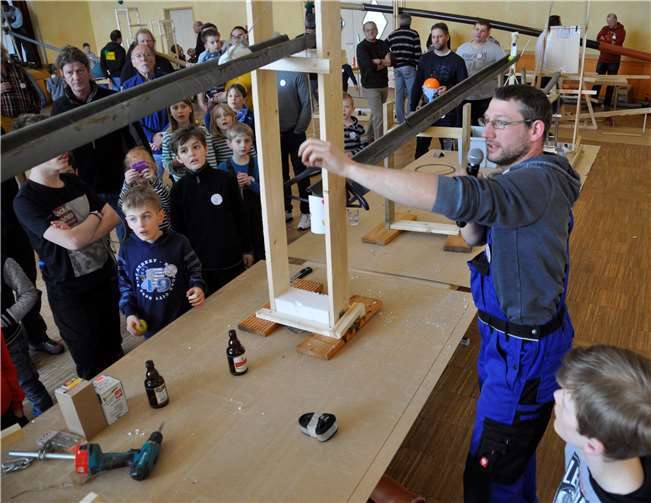 130 Väter und Kinder schraubten und bastelten in der Stadthalle.privat