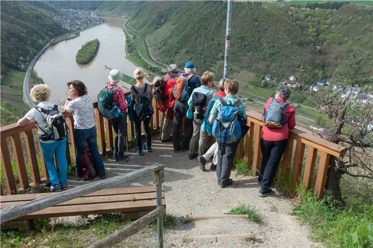130 Wanderer, darunter viele Gäste, kamen den Einladungen des Eifelvereins nach und erwanderten, zum Teil bei schwierigen Witterungsverhältnissen, die ersten fünf Etappen auf der Hunsrückseite. Quelle: Eifelverein Untermosel