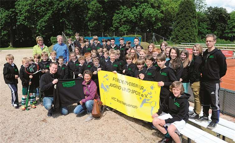 130 neue Sweatshirts wurden an die Hockey- und Tennisjugend ausgegeben.FIX