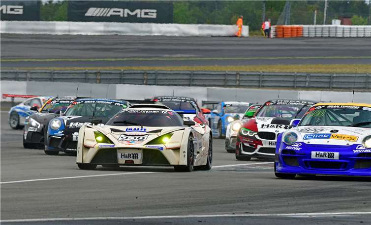 133 Fahrzeuge starteten bei anfänglich noch feuchten Bedingungen in den 4. Lauf zur Nürburgring Langstrecken-Serie. Fotos: BURG