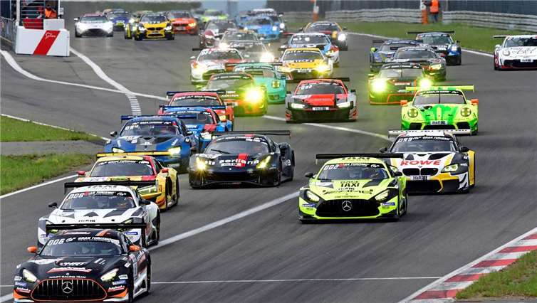 139 Fahrzeuge starteten zum Saisonauftakt der Nürburgring Langstrecken-Serie in die 51. Auflage der Adenauer ADAC Rundstrecken-Trophy.