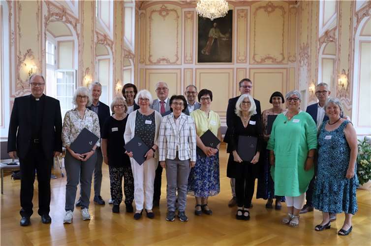 14 Ehrenamtliche, hier mit Bischoff Stephan Ackermann, haben sich im Kurs zur Leitung von Begräbnisfeiern qualifiziert. Foto: Simone Bastreri / Bistum Trier