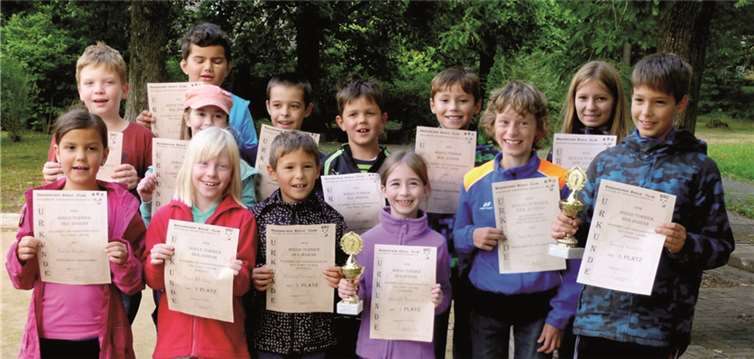 14 Jugendliche erkämpften sich Pokale und Urkunden beim Jugend-Bouleturnier in Brauheck mit den Siegern Sascha Warwein (rechts) und Victoria Hammes (fünfter v. r.). Ulli Burkholz