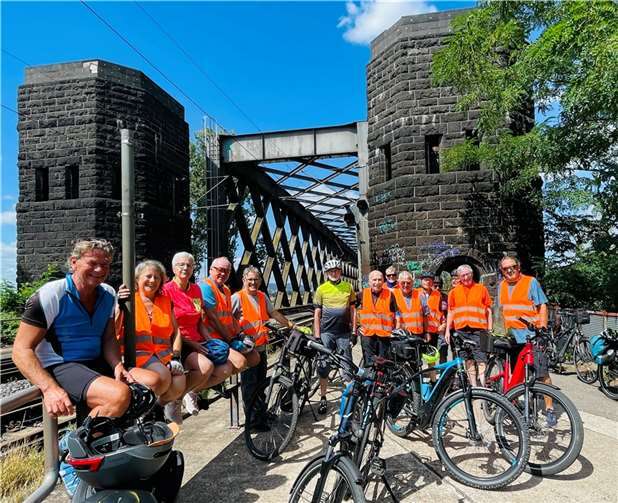 14 Radler des Vereins plus/minus 60 aktiv vor der Urmitzer Brücke. Foto: Klaus Link