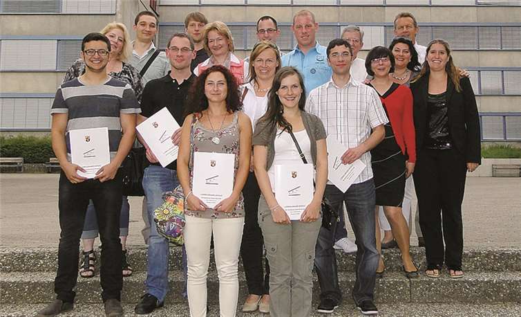14 Schüler/innen der Ludwig-Erhard-Schule Neuwied konnten nach den bestandenen Prüfungen erfreut das Zeugnis entgegen nehmen.Privat