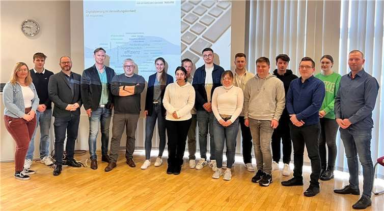 14 Studierende der Hochschule für öffentliche Verwaltung Rheinland-Pfalz (HöV RLP) erlebten die Digitalisierung in der Praxis bei der Verbandsgemeindeverwaltung Kaisersesch.. Foto: VGV Kaisersesch/Pressestelle Martina Vogel