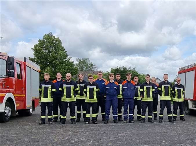 14 Teilnehmer:innen haben das Modul 3 der Feuerwehr-Grundausbildung erfolgreich bgeschlossen. Foto: Feuerwehr Rheinbach.