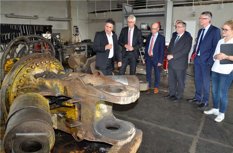 14 Tonnen, 2,20 Meter Spannweite: Ilmi Viqas Fuhrpark passt zu dem Unternehmen. Alles fällt hier immer eine Nummer größer aus, wie Landrat Dr. Alexander Saftig (3.v.r.) beim Firmenbesuch feststellte.