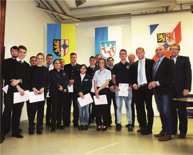 14 junge Feuerwehrmänner und -frauen wurden in die FFw der VG Mendig aufgenommen.