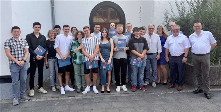 14 junge Gesellinnen und Gesellen konnte die Tischler-Innung Rhein-Lahn jetzt in ihren Reihen willkommen heißen. Foto: Kreishandwerkerschaft Rhein-Lahn