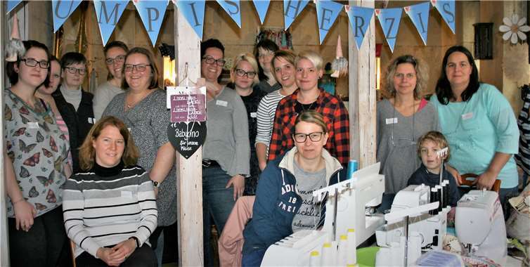 14 nähwütige Mädels für Pumpis für Herzis, die Regionalgruppe von Herzkranke Kinder Kohki e.V., haben sich getroffen, um für Kinder mit angeborenem Herzfehler zu nähen.Foto: privat