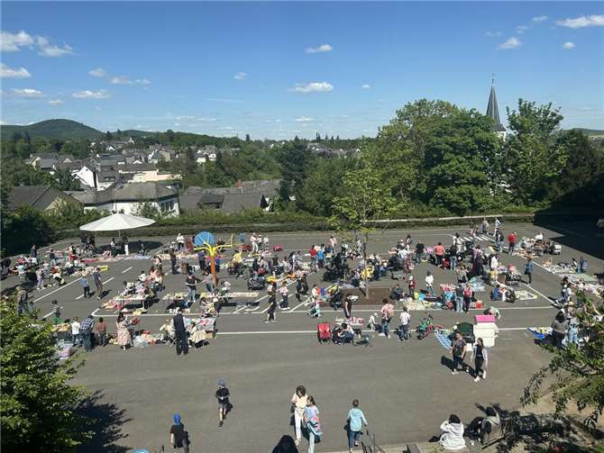 140 Flohmarktstände verwandelten den Schulhof in einen bunten Marktplatz.  Foto: privat