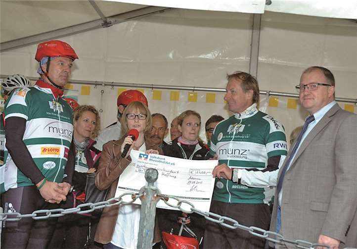 1.400 Euro vom Gewerbeverein Adenau durch die Vorsitzende Andrea Thelen.