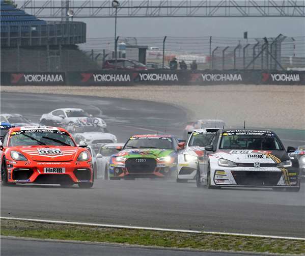 144 Fahrzeuge starteten bei zunächst noch regnerischen Bedingungen in den 6. VLN Lauf auf dem Nürburgring. Fotos: Burg