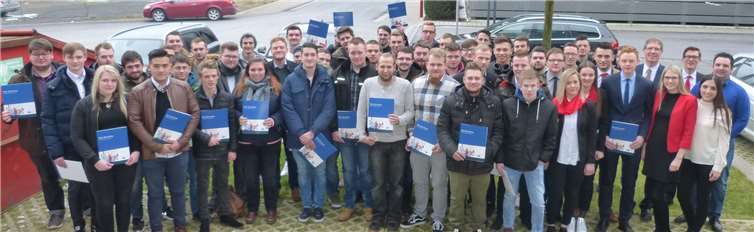 144 junge Menschen nahmen ihre IHK-Prüfungszeugnisse entgegen. IHK