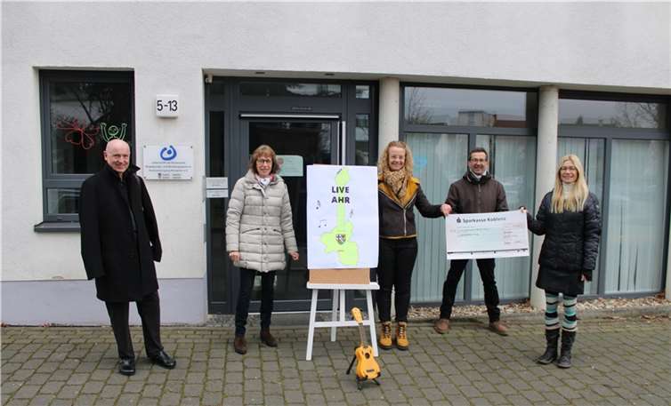 „Ein Zeichen der Hoffnung und des Aufbruchs“ 1.450 Euro wurden an die Lebenshilfe Sinzig gespendet, von links Ulrich van Bebber (Vorstandsvorsitzender Lebenshilfe Kreisvereinigung Ahrweiler), Edith Beier, Patricia Kreuzberg, Jörg Beier und Ute Voß (stellvertretende Vorstandsvorsitzende Lebenshilfe Kreisvereinigung Ahrweiler).