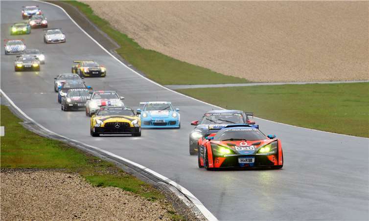 147 Fahrzeuge starteten beim sechsten VLN-Lauf in ein regnerisches Rennen. Fotos: BURG