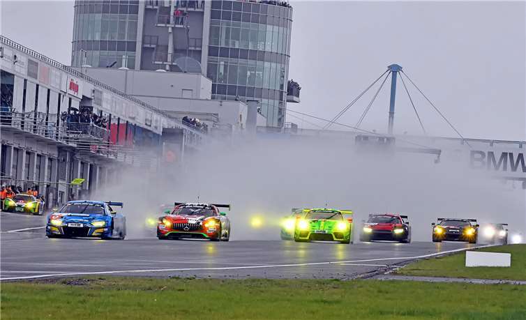 147 Fahrzeuge starteten beim sechsten VLN-Lauf in ein regnerisches Rennen. Fotos: BURG