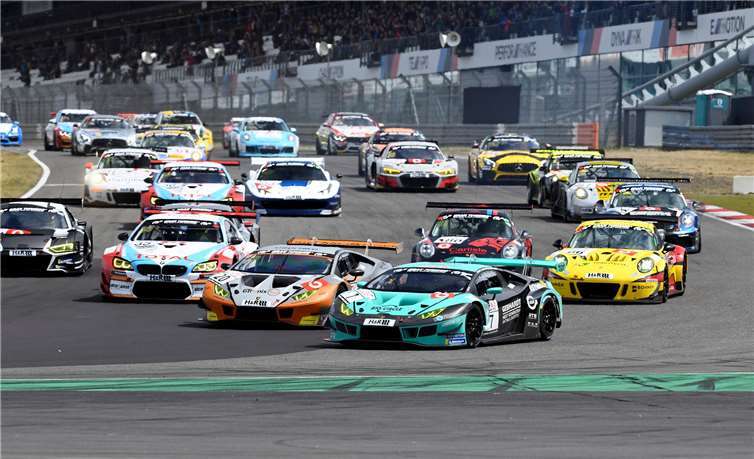 149 Fahrzeuge starteten in den 4. VLN Lauf auf dem Nürburgring. Fotos: -BURG-