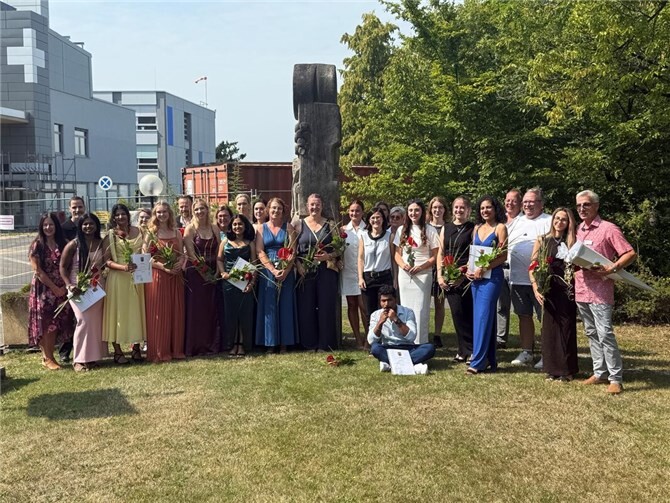 15 Absolventen des Jahrgangs 2022 erhielten bei sonnigem Sommerwetter auf dem wunderschön von der nachfolgenden Klasse dekorierten Parkgelände der Pflegefachschule Linz-Remagen ihre lang ersehnten Examensurkunden. Foto: privat