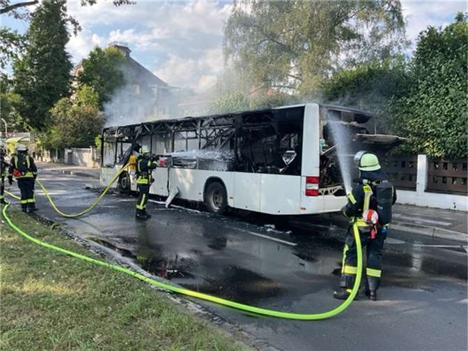 15 Einsatzkräfte waren mit dem Löschen des Busses beschäftigt.  Fotos: Feuerwehr und Rettungsdienst Bonn