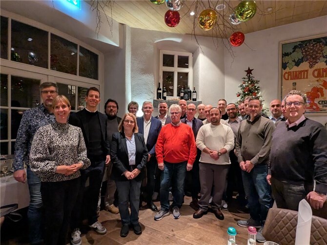 15 Jubilare feierten kürzlich ihre langjährige Betriebszugehörikeit bei Rhodius zusammen mit ihren Vorgesetzten und den Geschäftsführern. Foto: KS