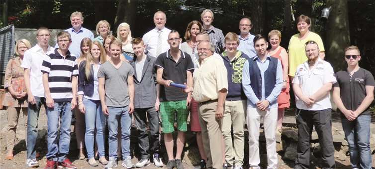 15 Jungbäcker und ein Fleischer mit den Obermeistern, Mitgliedern der Prüfungsausschüsse und den Berufsschullehrern. Hans Hartenfels