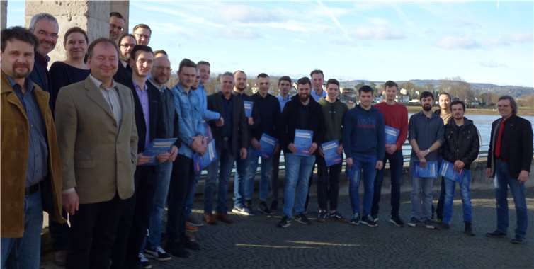 15 Junghandwerker der Klima- und Kälttechnik präsentieren ihren Gesellenbrief im Beisein des Prüfungsausschusses und der Berufsschullehrer.Foto: Hans Hartenfels