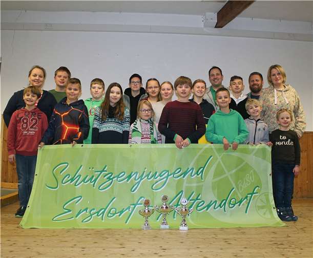 15 Kinder, Jugendliche und junge Erwachsene, sowie die vier Jugendleiterinnen und Jugendleiter verbrachten einen ereignisreichen Tag im Altendorfer Schützenhaus. Fotos: privat