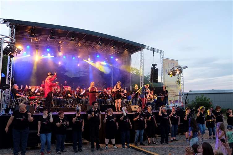 15 Klientinnen und Klienten des Herz-Jesu-Hauses traten gemeinsam mit dem Musikverein Löf bei einem Open-Air Konzert auf. Foto: privat