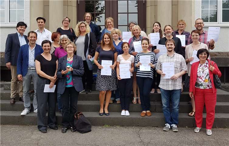 15 Lehrerinnen und Lehrer legten am Rhein-Wied-Gymnasium erfolgreich die Externprüfungen des Pädagogischen Landesinstituts Rheinland-Pfalz ab und hielten am Ende ihre Zertifikate in den Händen, die ihnen die Fachkompetenz im „Darstellenden Spiel“ bestätigten.  privat