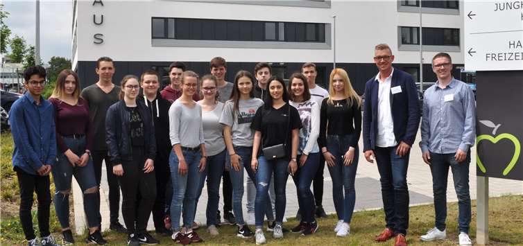 15 Oberstufenschüler informierten sich über die Arbeit in der Meckenheimer Stadtverwaltung. Begrüßt wurden sie vom Jugend- und Auszubildendenvertreter der Stadt Meckenheim, Christian Wolf, und dem Ausbildungsbeauftragten Marco Deckers (v.r.).Foto: Stadt Meckenheim