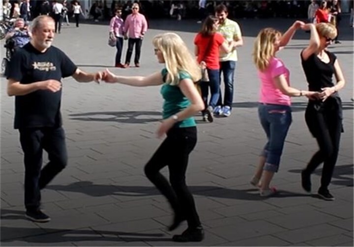 15 Paare tanzten auf dem Koblenzer Zentralplatz.privat