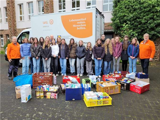 1,5 Rollis Lebensmittel haben die Schülerinnen und Schüler vom Gymnasium Calvarienberg für die ‚Tafel Ahrweiler‘ gespendet. Kuno Herchenbach (rechts) und Josef Groß (links) sagen Danke.  Foto: : Claudia Habers