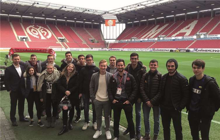 15 Studieninteressierte des Studiengangs Sportmanagement lernten bei „Dein Spiel ins Studium“ die Studieninhalte und den Beruf des Sportmanagers kennen. Christopher Blümlein, ehemaliger „RACler“ und heutiger Direktor Finanzen/Controlling beim 1. FSV Mainz 05 (links) führte die Teilnehmerinnen und Teilnehmer durchs Stadion und stellte den Mainzer Fußballverein vor.Foto: RheinAhrCampus