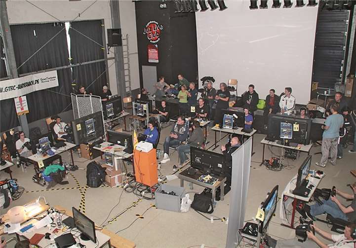 24 Stunden durch die virtuelle Grüne Hölle 15 Teams mit insgesamt fast 60 Teilnehmern aus den größten deutschen Gran Turismo Foren starteten bei dem Event im Jugendzentrum Andernach.